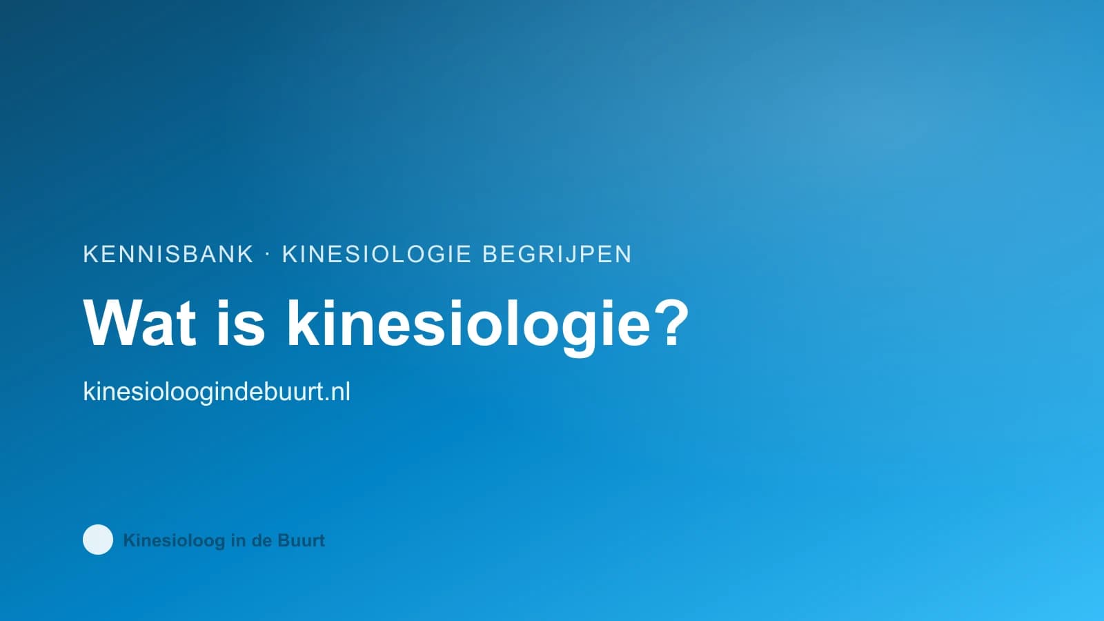 Kinesioloog voert een spiertest uit bij een client tijdens een kinesiologiesessie